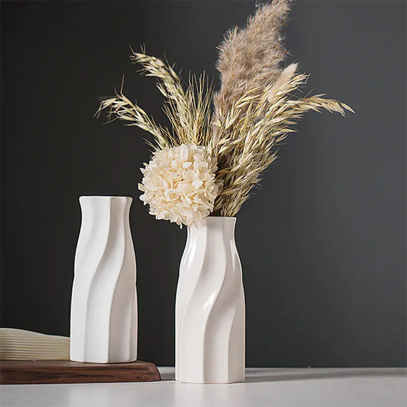 Moderne minimalistische weiße Blumenvase aus Keramik zur Dekoration