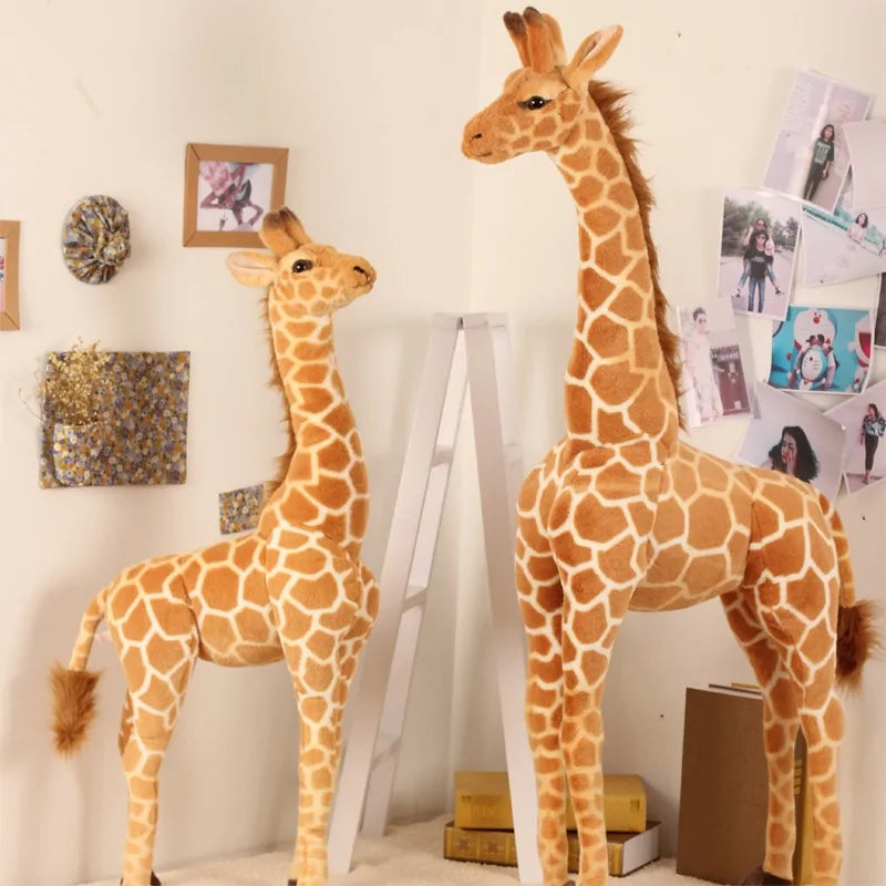 Riesiges realistisches Giraffen-Plüschtier