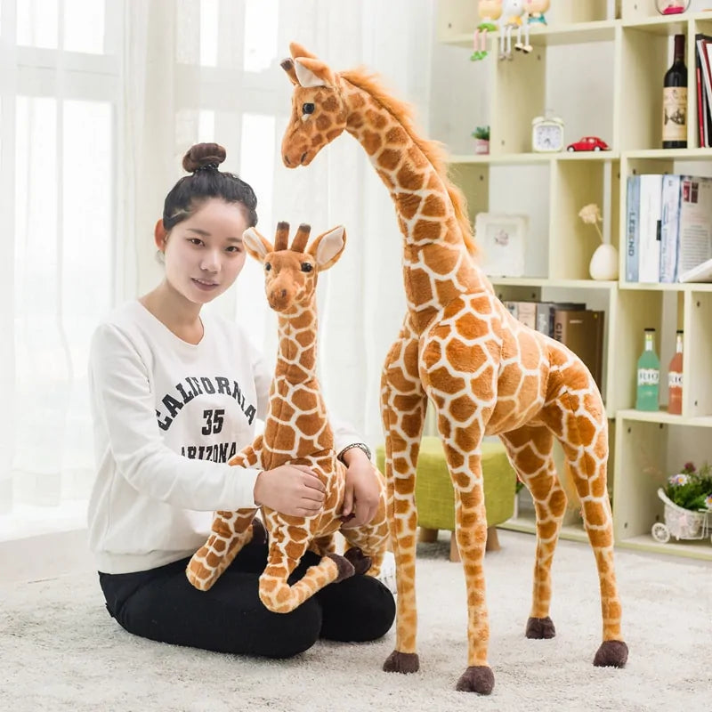 Riesiges realistisches Giraffen-Plüschtier