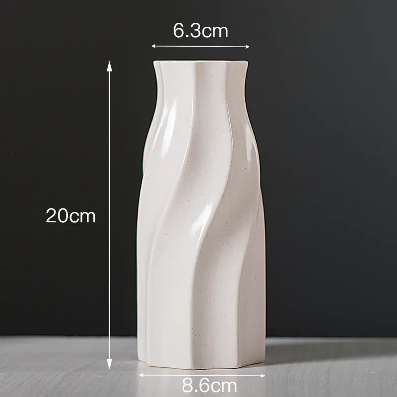 Moderne minimalistische weiße Blumenvase aus Keramik zur Dekoration
