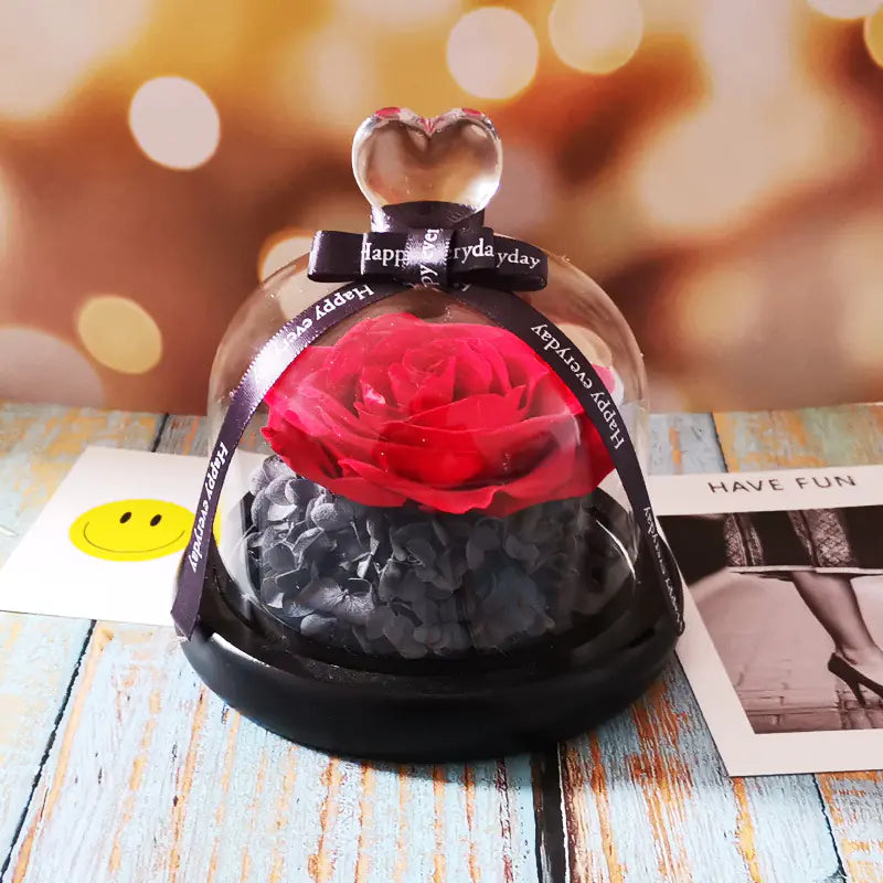 Herzförmige Glaskuppel mit konservierter Rosen-Geschenkbox