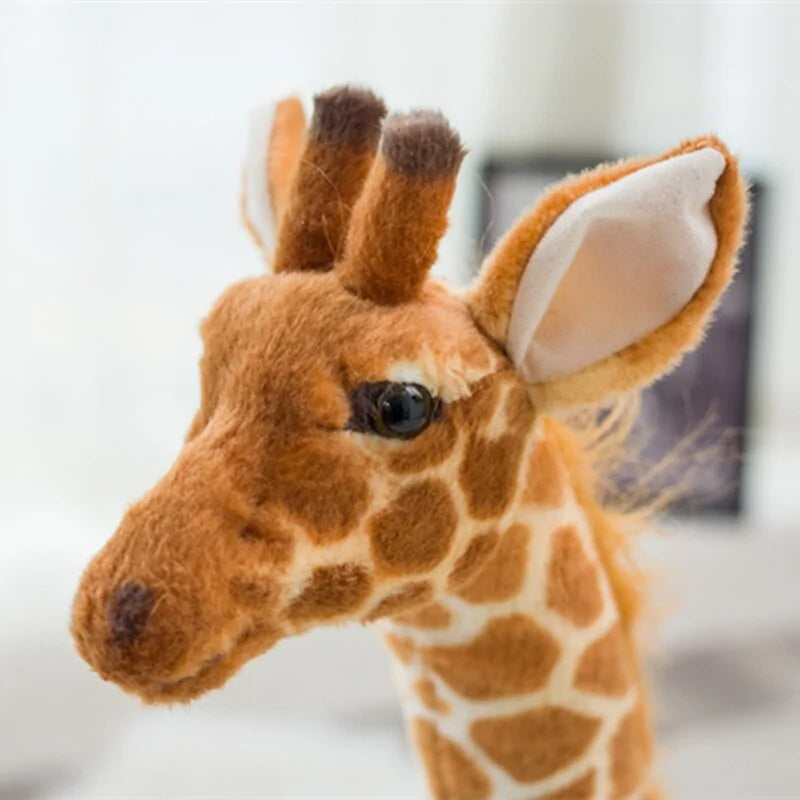 Riesiges realistisches Giraffen-Plüschtier