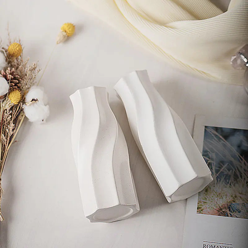 Moderne minimalistische weiße Blumenvase aus Keramik zur Dekoration