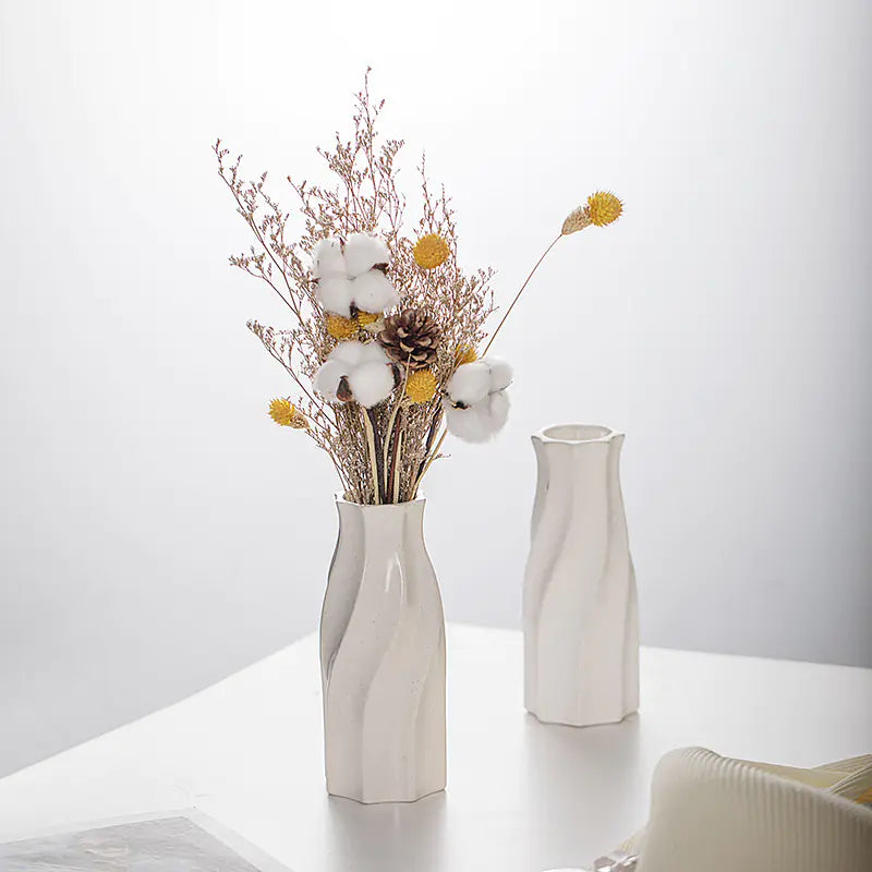 Moderne minimalistische weiße Blumenvase aus Keramik zur Dekoration
