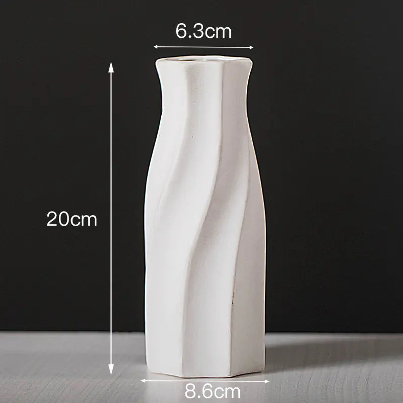 Moderne minimalistische weiße Blumenvase aus Keramik zur Dekoration