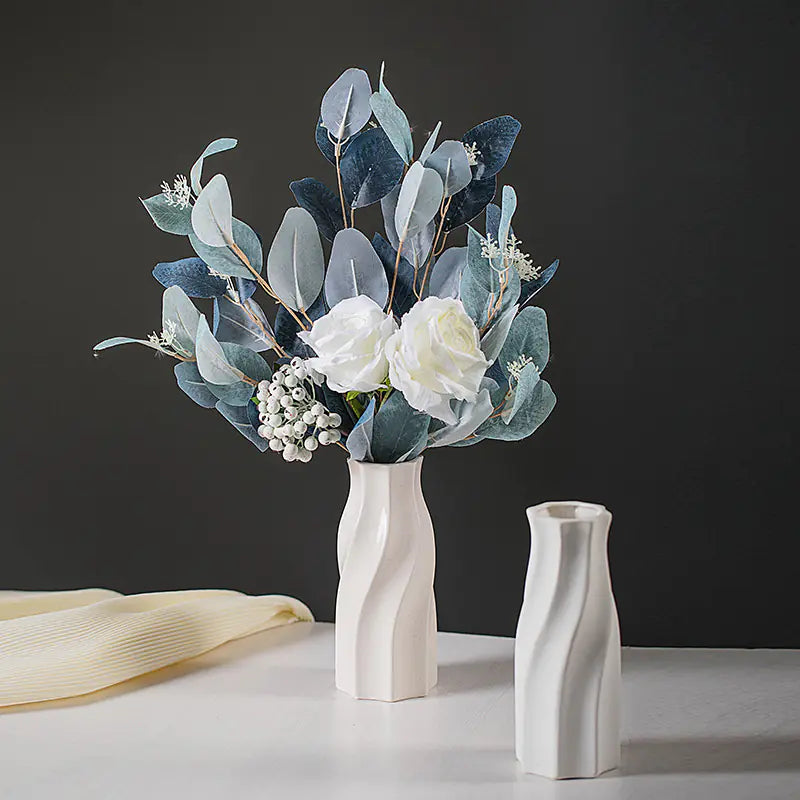 Moderne minimalistische weiße Blumenvase aus Keramik zur Dekoration